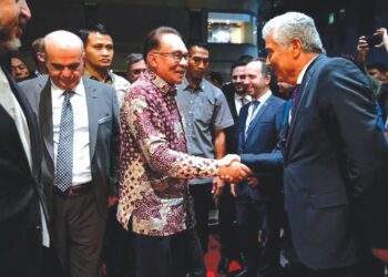 Anwar Ibrahim bersalam dengan tokoh korporat Turkiye dalam majlis makan malam dan dialog anjuran Persatuan Ahli Perniagaan dan Pemain Industri Bebas (MUSIAD) di Kuala Lumpur semalam.