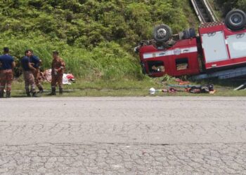 KEADAAN jentera FRT yang terlibat dalam kemalangan di Jalan Jerangau-Jabor berhampiran Cheneh, Kemaman, tengah hari tadi. UTUSAN/NIK NUR IZZATUR HAZWANI NIK ADNAN