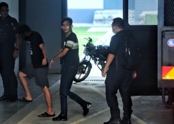 MOHAMMAD Norikhwan Adha Mohamad Sofian (tengah) didakwa di Mahkamah Majistret Seremban hari ini atas lima lima pertuduhan memperdaya dan menipu mangsa dalam urusan jual beli sebuah motosikal dan tiga buah telefon bimbit bernilai hampir RM20,000 bulan lalu.-UTUSAN/MOHD. SHAHJEHAN MAAMIN.