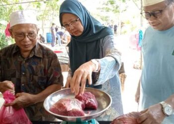 DR. ZALIHA Mustafa turut membantu serta beramah mesra dengan penduduk Sekijang dalam program korban peringkat Parlimen Sekijang, Segamat, Johor.