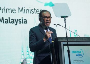 ANWAR Ibrahim berucap pada majlis perasmian Persidangan Energy Asia 2023 di Pusat Konvensyen Kuala Lumpur (KLCC) di sini, hari ini. -UTUSAN/FARIZ RUSADIO
