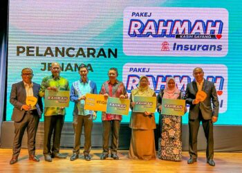 MENTERI Perdagangan Dalam Negeri dan Kos Sara Hidup, Datuk Seri Salahuddin Ayub (tengah) melancarkan Pakej Rahmah Insurans dan Takaful bersama pihak pengurusan kanan Etiqa Insurans dan Takaful.