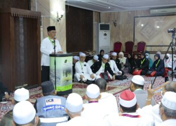 MOHD. Na’im Mokhtar berucap pada majlis pertemuan dengan jemaah haji Malaysia di Abraj Al-Janadriyah, Mekah semalam.