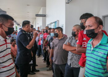 SEBAHAGIAN daripada 20 individu yang mengaku bersalah atas kesalahan bermain judi belangkas di Mahkamah Majistret, Alor Setar. - UTUSAN/ SHAHIR NOORDIN