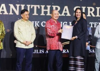 HAJIJI Noor (tiga, kiri) menyampaikan Anugerah Sekolah Bitara STEM kepada salah seorang penerima pada Majlis Anugerah Sains Sabah di Kota Kinabalu semalam.