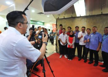 ASYRAF WAJDI DUSUKI mengambil gambar pelatih GiatMara ketika melawat gerai pameran sempena Karnival Institusi Pendidikan Mara Johor di Plaza Larkin, Johor Bahru.