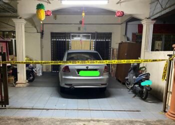 SEORANG wanita ditemukan mati dipercayai dikelar anaknya di Taman Temiang Utama, Muar.