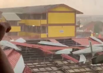 KEADAAN bumbung di sekitar bangunan SMKA Segamat yang rosak dilanda ribut.