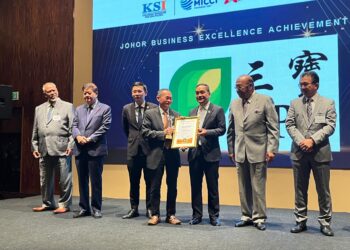 ONN HAFIZ GHAZI (tiga kanan) menyampaikan sijil kepada peserta yang menghadiri 'Johor Business and Investment Forum' di Hotel DoubleTree, Johor Bahru.