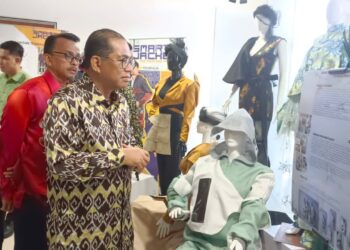 MOHAMED KHALED NORDIN melihat pameran hasil rekaan penuntut PIS ketika mengadakan lawatan kerja di kampus politeknik tersebut di Pasir Gudang.