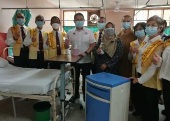 LING TIAN SOON (tengah) menyerahkan perkakasan bukan perubatan kepada Wad Bunga Raya di HSA, Johor Bahru.