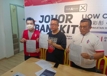 KOO KAH PEN (tengah) menunjukkan laporan polis yang dibuat setelah menjadi mangsa 'scammer' dalam sidang akhbar di Johor Bahru.