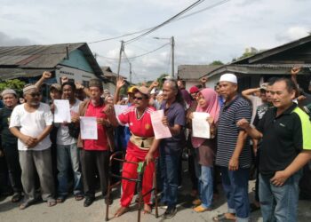 RAHMAD DAHMAN (tengah) bersama-sama penduduk Kampung Datuk Hajah Hasnah memohon campur tangan pihak kerajaan bagi menyelesaikan isu penduduk di kampung tersebut yang diminta mengosongkan kampung tersebut.