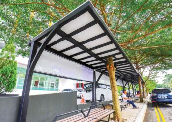 RUANG tempat menunggu yang terletak di hadapan Menara MAINS di Jalan Dato A.S Dawood Seremban yang dibina menggunakan wang hasil tidak patuh syariah. – UTUSAN/MOHD. SHAHJEHAN MAAMIN