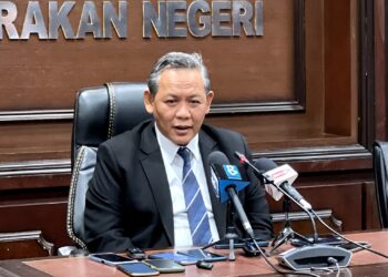 AMINUDDIN Harun dalam sidang akhbar selepas mempengerusikan Mesyuarat Mingguan Exco di Wisma Negeri di Seremban hari ini.-UTUSAN/ZAKKINA WATI AHMAD TARMIZI.