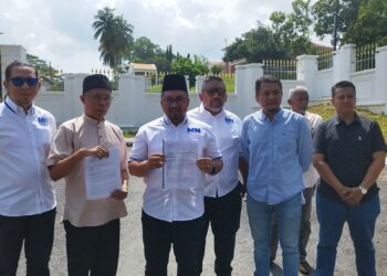 BADRUL Hisham Shaharin (tiga dari kiri) menunjukkan memorandum yang diserahkan kepada Yang di-Pertuan Besar Negeri Sembilan di pintu masuk Istana Hinggap di Seremban hari ini.-UTUSAN/NAZARUDIN SHAHARI.