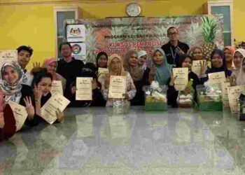 PEGAWAI LPNM Negeri Pulau Pinang, Amar Azizan (tengah) bersamapeserta sempena Program Keusahawan 2023 setelah menerima sijil masing-masing di Jabatan Pertanian Cheruk To’kun, Bukit Mertajam, Pulau Pinang baru-baru ini. 
– UTUSAN/ABD. RAZAK OSMAN