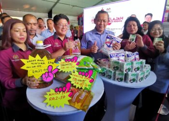 EWON Benedict (empat dari kanan) dan Aminuddin (tiga dari kanan) menunjukkan barangan keperluan asas yang ditawarkan pada harga lebih rendah pada Program Jelajah Usahawan dan Koperasi Madani (PJUKM) Negeri Sembilan yang diadakan bersempena penganjuran NS Fest 2023 di Dataran Nilai, Seremban.-UTUSAN/MOHD. SHAHJEHAN MAAMIN.