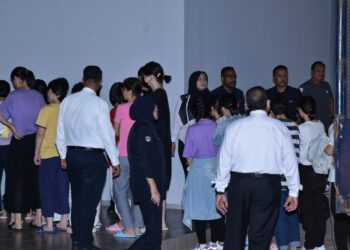 SERAMAI 29 wanita warga China didakwa di Mahkamah Majistret Seremban hari ini atas pertuduhan gagal mengemukakan dokumen perjalanan yang sah dan tinggal lebih masa di negara ini.-UTUSAN/MOHD. SHAHJEHAN MAAMIN.
