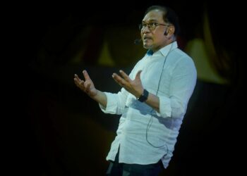 ANWAR Ibrahim sewaktu berucap pada Program Temu Anwar Negeri Sembilan di Dewan Tuanku Canselor, Universiti Sains Islam Malaysia (USIM), Nilai, Seremban hari ini.-UTUSAN/MOHD. SHAHJEHAN MAAMIN.