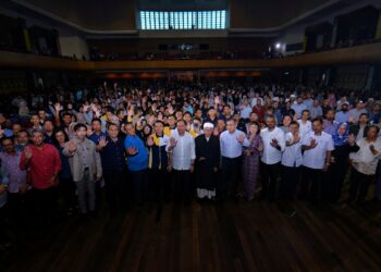 ANWAR Ibrahim (tengah) bergambar bersama hadirin pada program Temu Anwar Negeri Sembilan di Dewan Tuanku Canselor, USIM, Nilai di Seremban, hari ini.-UTUSAN/MOHD. SHAHJEHAN MAAMIN.