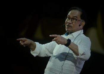 ANWAR Ibrahim sewaktu berucap pada program Temu Anwar Negeri Sembilan di Dewan Tuanku Canselor, USIM, Nilai di Seremban, hari ini.-UTUSAN/MOHD. SHAHJEHAN MAAMIN.