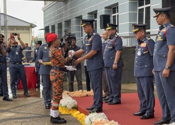 NOR Hisham Mohammad menyampaikan trofi kepada penerima pada Majlis Pentauliahan Pegawai Bomba Bantuan Siswa (PBBS) USIM di Dataran Bangunan Canselori, USIM, Nilai di Seremban hari ini.-UTUSAN/ZAKKINA WATI AHMAD TARMIZI.