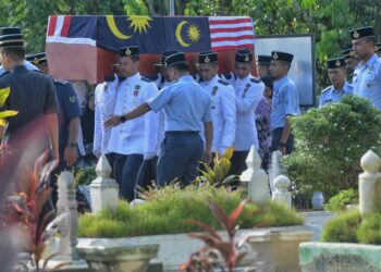 JENAZAH Laskar Udara I Mohd. Iqmal Masdi yang meninggal dunia dalam insiden letupan bom lempar semasa latihan di Lapang Sasar Kem Syed Sirajuddin, Gemas, Tampin, petang semalam dibawa ke Tanah Perkuburan Kampung Rawa Lenggeng, Seremban untuk dikebumikan, petang tadi-UTUSAN/MOHD. SHAHJEHAN MAAMIN.