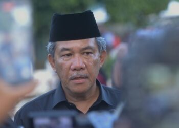 MOHAMAD Hasan ketika ditemui pemberita pada Istiadat Pengebumian Laskar Udara I Mohd. Iqmal Masdi di Tanah Perkuburan Kampung Rawa, Lenggeng, Seremban hari ini.-UTUSAN/MOHD. SHAHJEHAN MAAMIN.