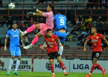 PENJAGA gol Negeri Sembilan, Sikh Izhan Nazrel Sikh Azman menghalang serangan pasukan Penang pertembungan Liga Super di antara kedua-dua pasukan yang berlangsung di di Stadium Tuanku Abdul Rahman, Paroi, Seremban malam ini.-UTUSAN/MOHD. SHAHJEHAN MAAMIN.