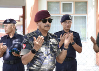 RAZARUDIN Husain mengaminkan doa ketika tiba di MARTAK PGA Sungai Kores, Johor bagi meninjau penugasan warga Batalion 5 PGA Briged Tengah sempena sambutan Hari Raya Aidiladha, hari ini.