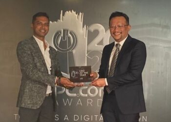 IMRI Mokhtar (kanan) menerima anugerah  khas baru-baru ini.