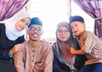 ALLAHYARHAM Mohd. Azizi Muhamad bersama isteri dan anak-anaknya.