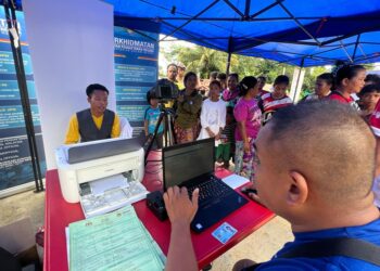 JABATAN Pendaftaran Negara turun padang membantu masyarakat Orang Asli yang tercicir mendapat kad pengenalan dalam Program Outreach dan Kembara Mesra Rakyat di Gua Musang, hari ini. - UTUSAN/AIMUNI TUAN LAH