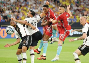 Pemain Jerman, Malick Thiaw (kiri) dan Emre Can (dua, kiri) bersaing dengan pertahanan Colombia, Yerry Mina (tengah) serta Rafael Santos Borre dalam aksi persahabatan di Gelsenkirchen, Jerman semalam. – AFP