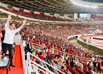 JOKO Widodo hadir di Stadium Utama Bung Karno, Jakarta untuk memberi sokongan kepada pasukan Indonesia ketika menentang Argentina dalam aksi persahabatan. - IHSAN PRESIDEN JOKO WIDODO