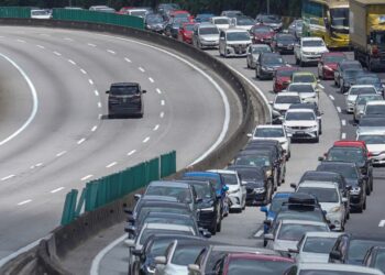 KESESAKAN yang berlaku di Lebuhraya Karak arah pantai timur di sini hari ini. -UTUSAN/AMIR KHALID