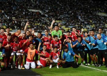 PEMAIN Kuala Lumpur City FC meraikan kemenangan selepas berjaya menumpaskan Terengganu FC dengan jaringan penalti 4-2 pada perlawanan separuh akhir Piala FA di Stadium Sultan Mizan Zainal Abidin, Gong Badak, Kuala Nerus, malam ini. - UTUSAN/PUQTRA HAIRRY ROSLI