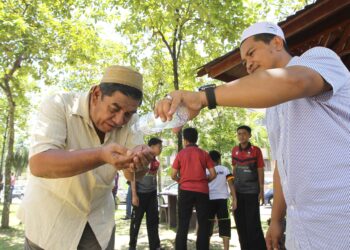 Antara cara yang dianjurkan oleh agama untuk menguruskan marah adalah dengan berwuduk. - Gambar hiasan.