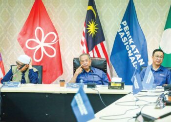 ADA pemimpin Perikatan Nasional (PN) mendakwa jika pakatan itu dapat mempertahankan Kelantan, Terengganu dan Kedah serta menawan Selangor dan Negeri Sembilan pada PRN nanti, maka kerajaan Pusat akan tergugat dan tidak mustahil dijatuhkan. – UTUSAN/AFIQ RAZALI