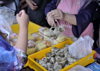 BAK cang, iaitu ketupat pulut yang asalnya mengandungi ramuan tidak halal seperti babi kini diperbuat oleh Cina Muslim dengan gantian bahan halal dikenali sebagai kueh cang. – UTUSAN/FAIZ ALIF ZUBIR