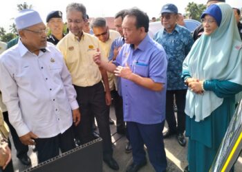 ALEXANDER Nanta Linggi (dua kanan) bersama Ahmad Yakob (kiri) ketika  merasmikan pembukaan jejambat di Wakaf Bharu, Tumpat, Kelantan.-UTUSAN/ROHANA ISMAIL.