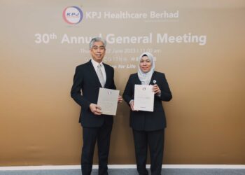 DATUK Md. Arif Mahmood (kiri) selepas menghadiri Mesyuarat Agung Tahunan ke-30 KPJ Healthcare, semalam.