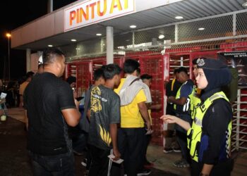 ANGGOTA polis yang bertugas mengawal keselamatan di pintu masuk Stadium Sultan Mizan Zainal Abidin, Kuala Nerus, Terengganu. 