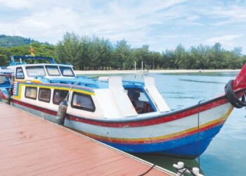 BOT tambang yang bertutup ini digunakan penduduk Pulau Tuba dan Pulau Dayang Bunting untuk berulang-alik ke Langkawi dengan kadar kekerapan kira-kira dua jam sekali di Jeti Pelancongan Pekan Rabu, Langkawi. - UTUSAN/NUR AMALINA AZMAN