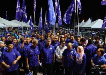 AHMAD Said bergambar bersama jentera pilihan raya BN selepas Pelancaran Jentera PRN BN peringkat negeri Terengganu di Alor Limbat, Marang pada PRN Ogos lalu. - UTUSAN/PUQTRA HAIRRY ROSLI