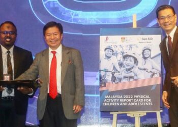 DR. HANAFIAH Harunarashid (tengah) ketika merasmikan Kad Laporan Aktiviti Fizikal Kanak-Kanak dan Remaja Malaysia 2022 di Hotel Marriot, Putrajaya, hari ini. Turut kelihatan, Timbalan Ketua Pegawai Eksekutif Sun Life Malaysia, Ho Teck Seng (kanan). - UTUSAN/FAISOL MUSTAFA