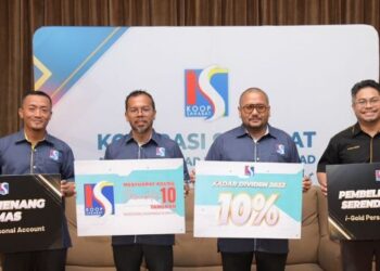 MOHD. Najib Mohd. Noor (dua dari kiri) menunjukkan plakad mengumumkan agihan dividen 10 peratus Koop Sahabat tahun 2022 semasa Mesyuarat Agung Perwakilan Tahunan Kali ke-10 Koop Sahabat di Seberang Jaya, Pulau Pinang. - IHSAN KOOP SAHABA
