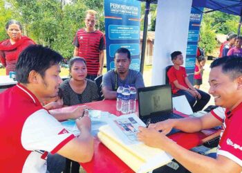 PENDUDUK Orang Asli mendaftar patkan kad pengenalan sempena program jangkauan luar (Outreach) dan Kembara Mesra Rakyat di Pos Simpor, Gua Musang, Kelantan. – UTUSAN/AIMUNI TUAN LAH