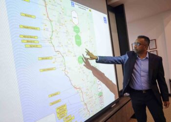 LYNDON Alfred Felix menunjukkan peta jajaran WCE dan FR2 sepanjang 275.8 km, di Klang, Selangor. – UTUSAN / SADDAM YUSOFF